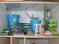 Schoonmaakmiddelen waaronder swiffer op schap. - afbeelding 1 van  1