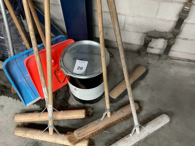 Schoonmaakmiddellen - afbeelding 2 van  2