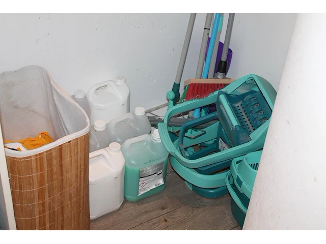 Schoonmaakproducten en -middelen waaronder mopemmer, bezem, dweil, wasmand, poetsdoeken, dweilen, reiniging... - afbeelding 1 van  2