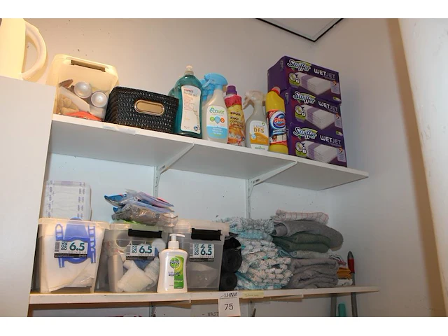 Schoonmaakproducten en -middelen waaronder mopemmer, bezem, dweil, wasmand, poetsdoeken, dweilen, reiniging... - afbeelding 2 van  2