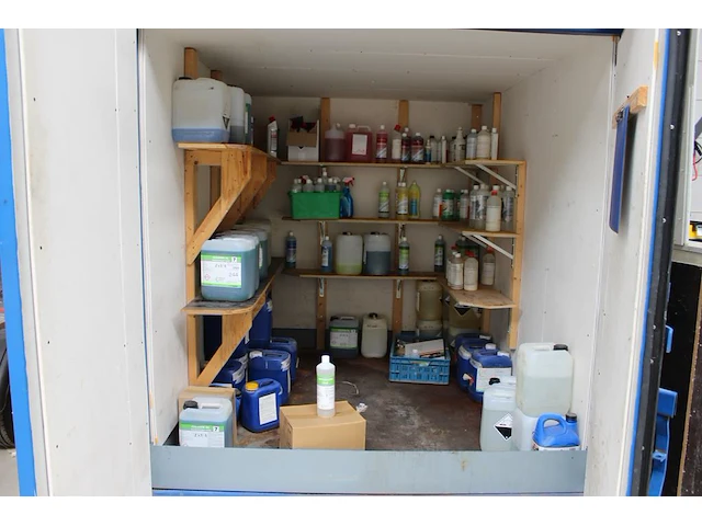Schoonmaakproducten in container w.o. ontgeuring fris, roetreiniger, sanitair reiniger, interieurreiniger, ... - afbeelding 1 van  4