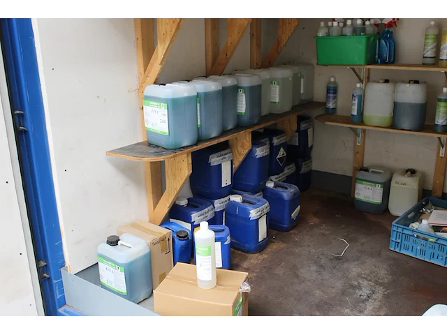 Schoonmaakproducten in container w.o. ontgeuring fris, roetreiniger, sanitair reiniger, interieurreiniger, ... - afbeelding 2 van  4