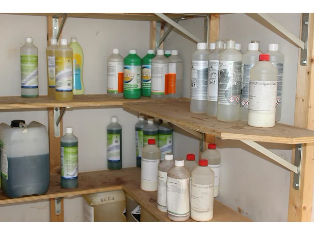 Schoonmaakproducten in container w.o. ontgeuring fris, roetreiniger, sanitair reiniger, interieurreiniger, ... - afbeelding 3 van  4