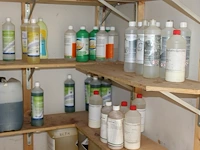 Schoonmaakproducten in container w.o. ontgeuring fris, roetreiniger, sanitair reiniger, interieurreiniger, ... - afbeelding 3 van  4