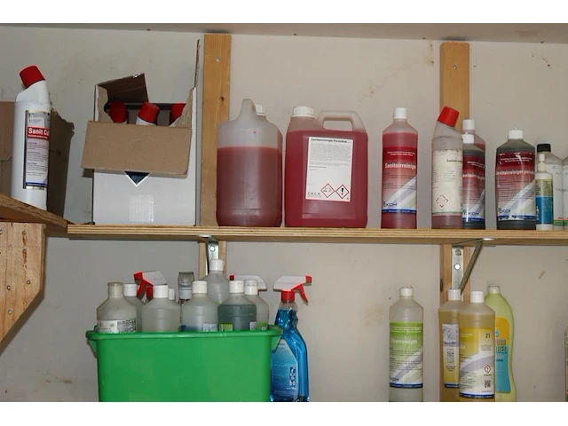 Schoonmaakproducten in container w.o. ontgeuring fris, roetreiniger, sanitair reiniger, interieurreiniger, ... - afbeelding 4 van  4