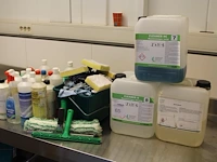 Schoonmaakproducten op schap w.o. roetreiniger, interieurreiniger en schuursponzen. - afbeelding 1 van  4