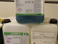 Schoonmaakproducten op schap w.o. roetreiniger, interieurreiniger en schuursponzen. - afbeelding 2 van  4