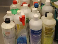 Schoonmaakproducten op schap w.o. roetreiniger, interieurreiniger en schuursponzen. - afbeelding 4 van  4