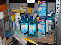 Schoonmaakproducten op twee schappen waaronder allesreiniger, toiletblokjes en vaatwastabletten. - afbeelding 1 van  3