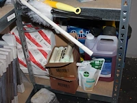 Schoonmaakproducten op twee schappen waaronder allesreiniger, toiletblokjes en vaatwastabletten. - afbeelding 2 van  3