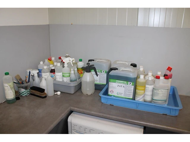 Schoonmaakproducten waaronder roetreiniger, afwasmiddel, thinner, sanifris, vloerreiniger, schoonmaakazijn,... - afbeelding 1 van  4
