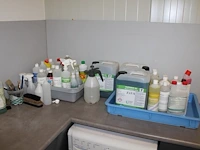 Schoonmaakproducten waaronder roetreiniger, afwasmiddel, thinner, sanifris, vloerreiniger, schoonmaakazijn,... - afbeelding 1 van  4