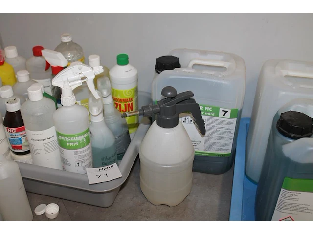 Schoonmaakproducten waaronder roetreiniger, afwasmiddel, thinner, sanifris, vloerreiniger, schoonmaakazijn,... - afbeelding 3 van  4