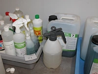 Schoonmaakproducten waaronder roetreiniger, afwasmiddel, thinner, sanifris, vloerreiniger, schoonmaakazijn,... - afbeelding 3 van  4