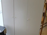 Schoonmaakproducten waaronder theedoeken, schuursponsen en moppen in kast. - afbeelding 4 van  4