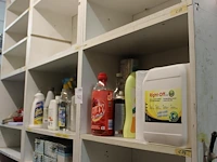 Schoonmaakproducten waaronder trekkers, lijmverwijderaar, allesreiniger, enz. op drie schappen. - afbeelding 1 van  3