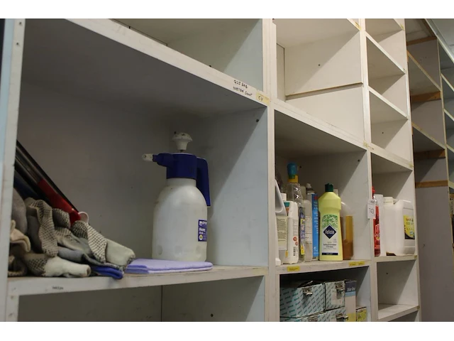 Schoonmaakproducten waaronder trekkers, lijmverwijderaar, allesreiniger, enz. op drie schappen. - afbeelding 2 van  3