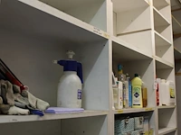 Schoonmaakproducten waaronder trekkers, lijmverwijderaar, allesreiniger, enz. op drie schappen. - afbeelding 2 van  3