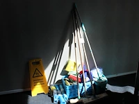 Schoonmaakproducten w.o. bezems, sponsen, mop, vuilniszakken, etc. - afbeelding 1 van  3