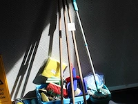 Schoonmaakproducten w.o. bezems, sponsen, mop, vuilniszakken, etc. - afbeelding 2 van  3