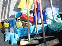 Schoonmaakproducten w.o. bezems, sponsen, mop, vuilniszakken, etc. - afbeelding 3 van  3