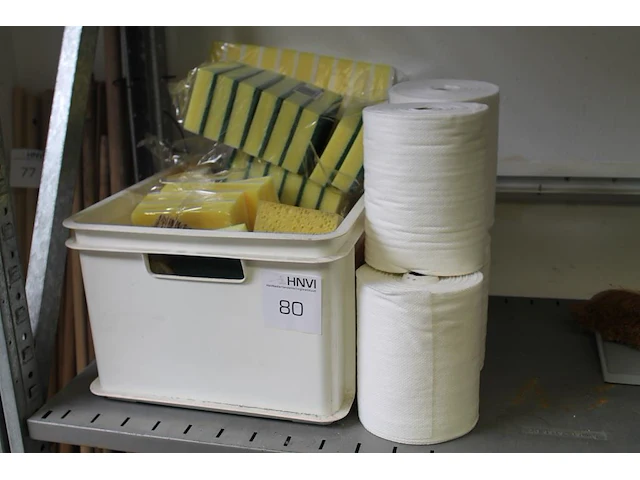 Schoonmaakproducten w.o. tissues, sponzen en schrobbers. - afbeelding 1 van  3
