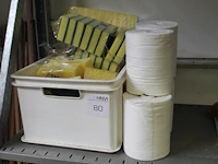 Schoonmaakproducten w.o. tissues, sponzen en schrobbers. - afbeelding 1 van  3