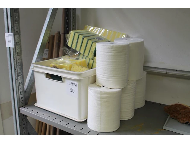 Schoonmaakproducten w.o. tissues, sponzen en schrobbers. - afbeelding 2 van  3