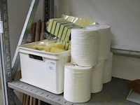 Schoonmaakproducten w.o. tissues, sponzen en schrobbers. - afbeelding 2 van  3