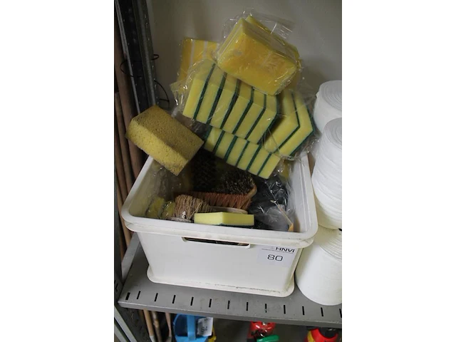 Schoonmaakproducten w.o. tissues, sponzen en schrobbers. - afbeelding 3 van  3