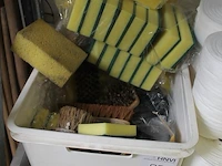 Schoonmaakproducten w.o. tissues, sponzen en schrobbers. - afbeelding 3 van  3