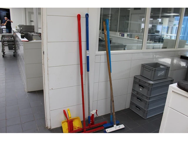 Schoonmaakproducten w.o. trekker en bezem. - afbeelding 1 van  3