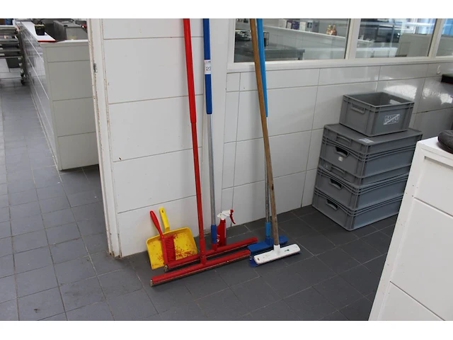 Schoonmaakproducten w.o. trekker en bezem. - afbeelding 3 van  3