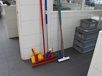 Schoonmaakproducten w.o. trekker en bezem. - afbeelding 3 van  3