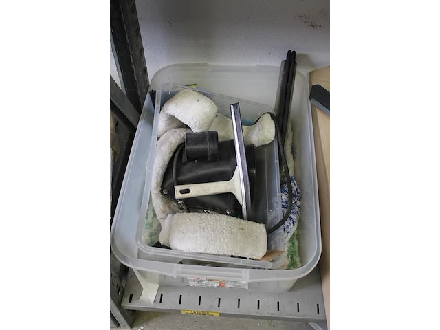Schoonmaakproducten w.o. trekkers, trekkerhoezen en glazenwassersgordel. - afbeelding 2 van  3