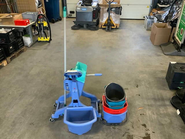 Schoonmaakwagen met accessoires - afbeelding 2 van  4