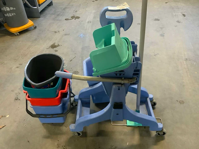 Schoonmaakwagen met accessoires - afbeelding 3 van  4