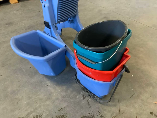 Schoonmaakwagen met accessoires - afbeelding 4 van  4