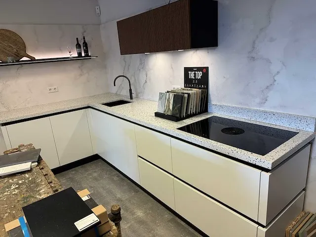 Schröder - showroomkeuken met kastenwand - afbeelding 1 van  23