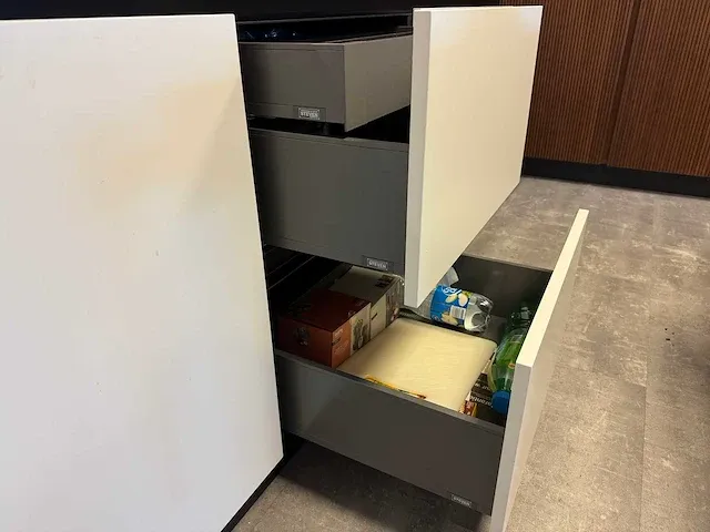 Schröder - showroomkeuken met kastenwand - afbeelding 21 van  23