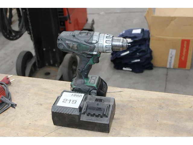 Schroefboormachine hitachi met 18v accu en lader. - afbeelding 1 van  2