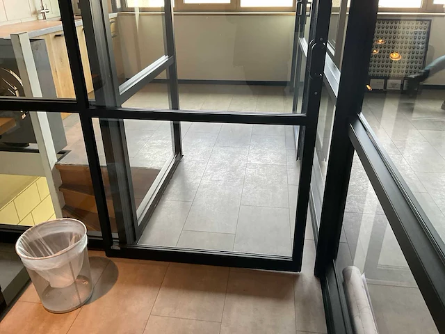 Schüco glazen wand met 3 deuren (14,34 mtr) - afbeelding 2 van  33