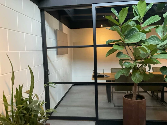 Schüco glazen wand met 3 deuren (14,34 mtr) - afbeelding 12 van  33