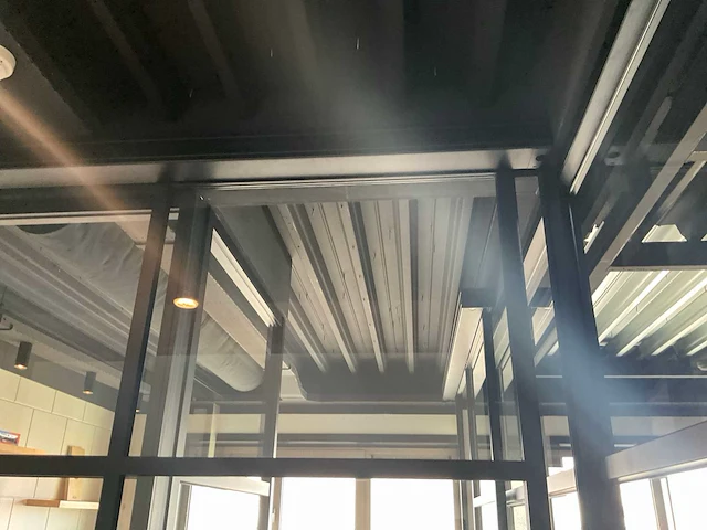 Schüco glazen wand met 3 deuren (14,34 mtr) - afbeelding 24 van  33