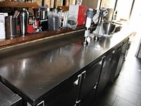 Schuin afgekant rvs werkblad met lengte ca. 340 cm en diepte 70 cm. - afbeelding 1 van  2