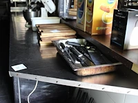 Schuin afgekant rvs werkblad met lengte ca. 340 cm en diepte 70 cm. - afbeelding 2 van  2