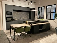 Schuller c avo avola eiland showroomkeuken met wandopstelling