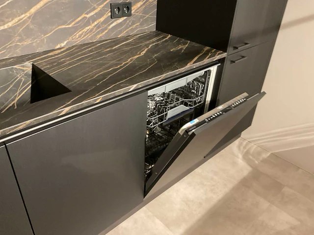 Schuller c avo avola eiland showroomkeuken met wandopstelling - afbeelding 24 van  40