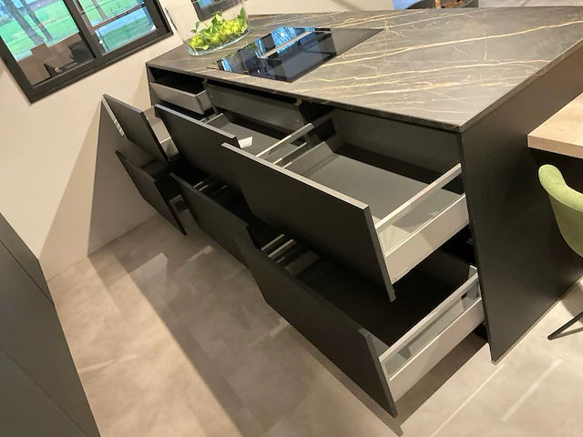 Schuller c avo avola eiland showroomkeuken met wandopstelling - afbeelding 30 van  40