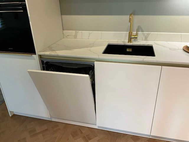 Schuller c bie biella hoekopgestelde showroomkeuken - afbeelding 21 van  29